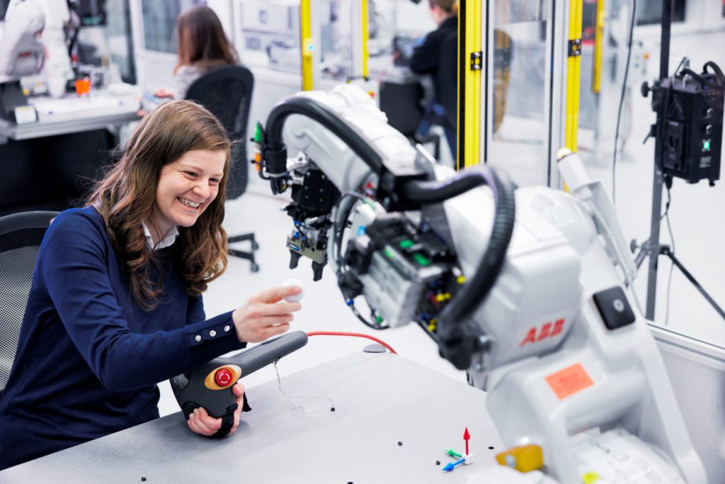 Das bestehende Bildungsangebot von ABB umfasst Softwarepakete wie ABB Wizard Easy Programming RobotStudio® und die RobotStudio® AR Viewer App