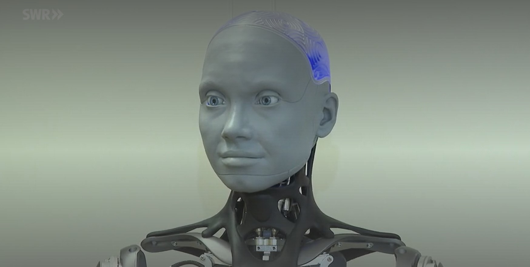 Roboter Emah der TU Kaiserslautern spricht über Politik und Sport